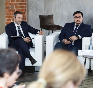 The round table "Embankments without borders — how Moscow has been developing coastal territories for 10 years" was held